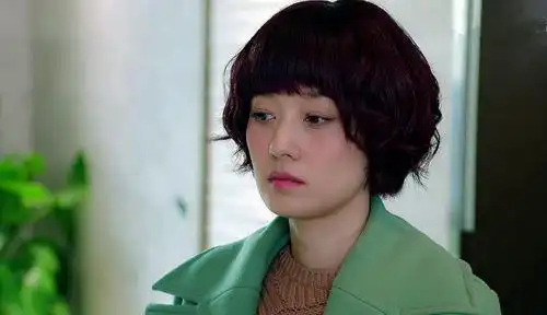 马伊琍新恋情疑曝光,与神秘男聚餐动作暧昧,酒后上演摸头杀抢镜