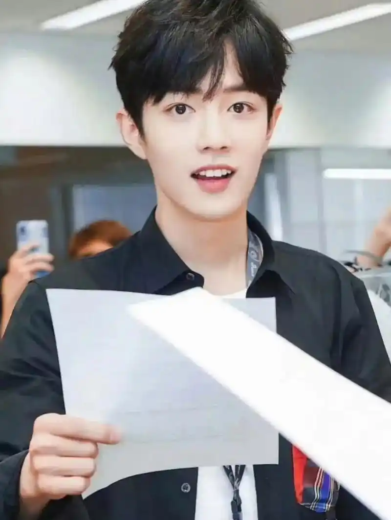 翻到了很多肖战以前的照片,青涩的样子还有点害羞,是那种青春校园的