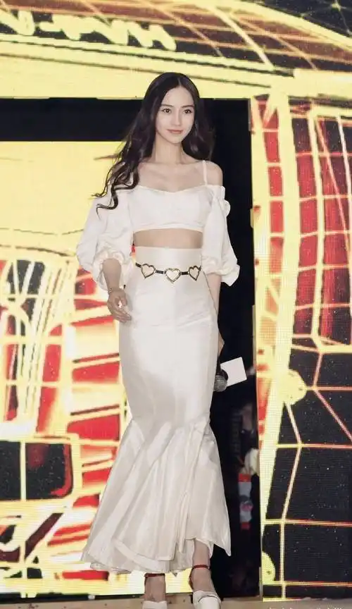 白色吊带配鱼尾裙大秀"蜂腰",哪像当妈的人_时尚_身材_显得