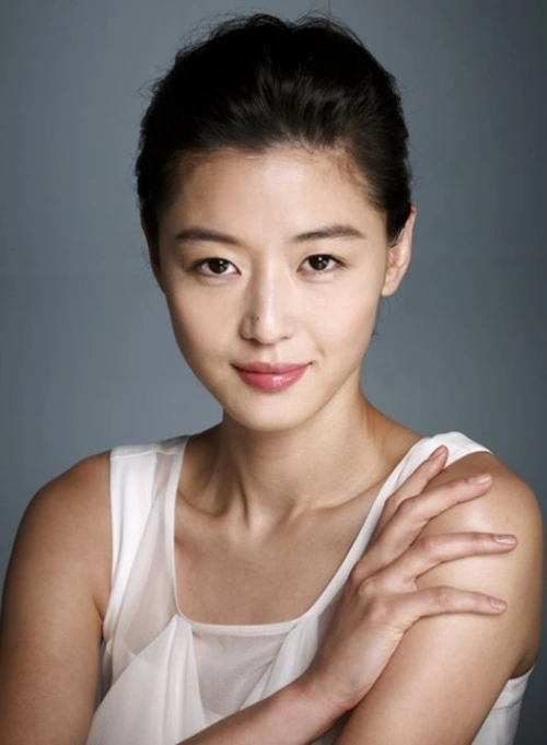 早期出席活动的全智贤,本以为够惊艳了,不料"下半身"才是亮点