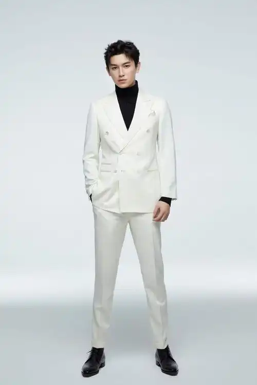 杨旭文生日写真曝光 气质俊朗风度翩翩|白西装|演员_网易订阅