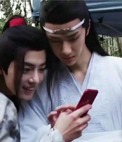 肖战,你没有心,王一博在你面前露锁骨了都,你却在看手机