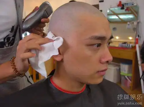 李易峰剃光头