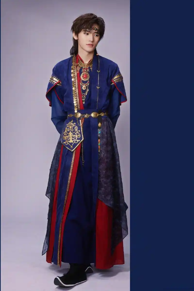 宋亚轩喉结# #宋亚轩喉结杀# 金光闪闪的小苗@时代少年团宋亚轩 喉结