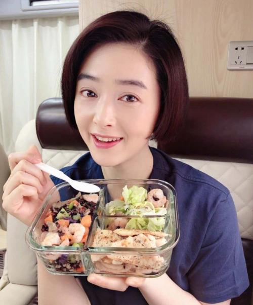 38岁蒋欣体重不过百当看到晒出的轻食餐后网友臣妾做不到