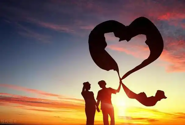 老牛吃嫩草?年轻女子和高龄大爷在公园秀恩爱,对立相拥交叉而坐