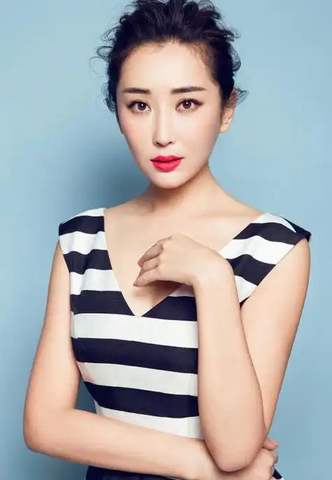 杜若溪是富二代家世 杜若溪父母是干什么的