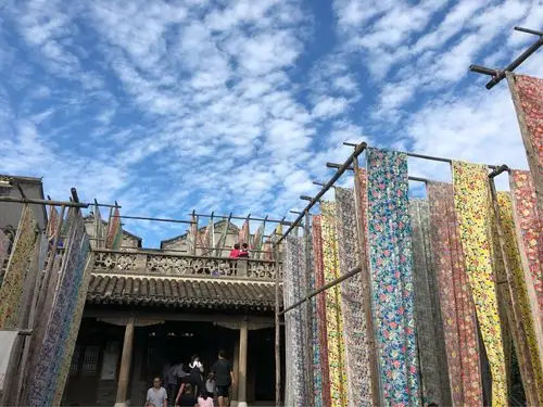 永顺染坊,姑娘们的最爱,五颜六色的染布,在蓝天白云下随风飘扬,超美的