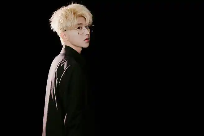 蔡徐坤金发光晕氛围感##蔡徐坤金发眼镜造型