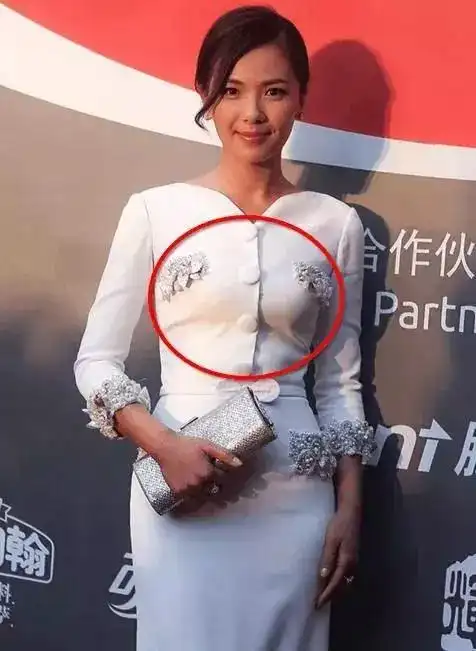 刘涛穿白色套装胸前两个橘子网友不是一般的大