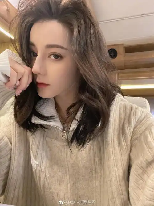 迪丽热巴坐在熊中间##迪丽热巴的蓝色假发片#98好可爱的热巴姐姐啊