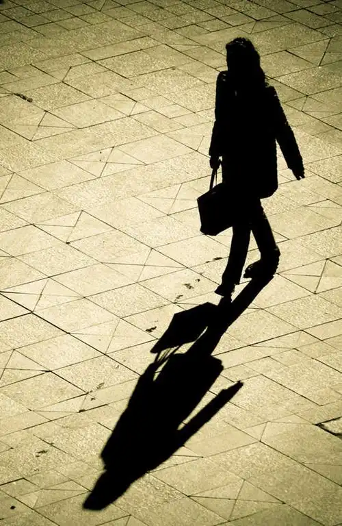 西方人,一个人,商务人士,商务女性,走,竖图,俯视,室外,白天,欧洲,欧洲