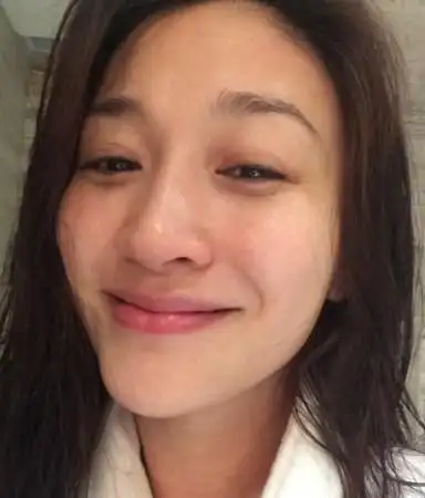 李小冉晒素颜出浴照 网友调侃其七夕拉仇恨