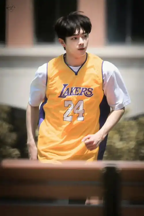 许凯爱的二八定律大学球衣饭拍