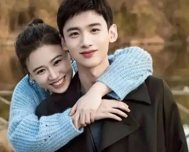 白敬亭与马思纯旧情揭秘:剧组夫妻疑云,女方抑郁爆肥!