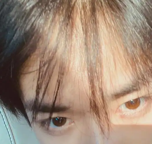 tfboys组合成员易烊千玺在社交平台上久违晒出最新自拍照,照片中,他