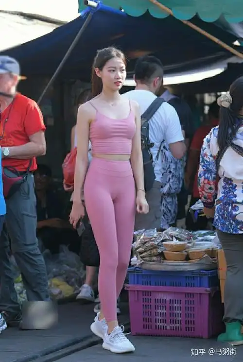 女生去健身房穿紧身裤需要套个裤衩吗?