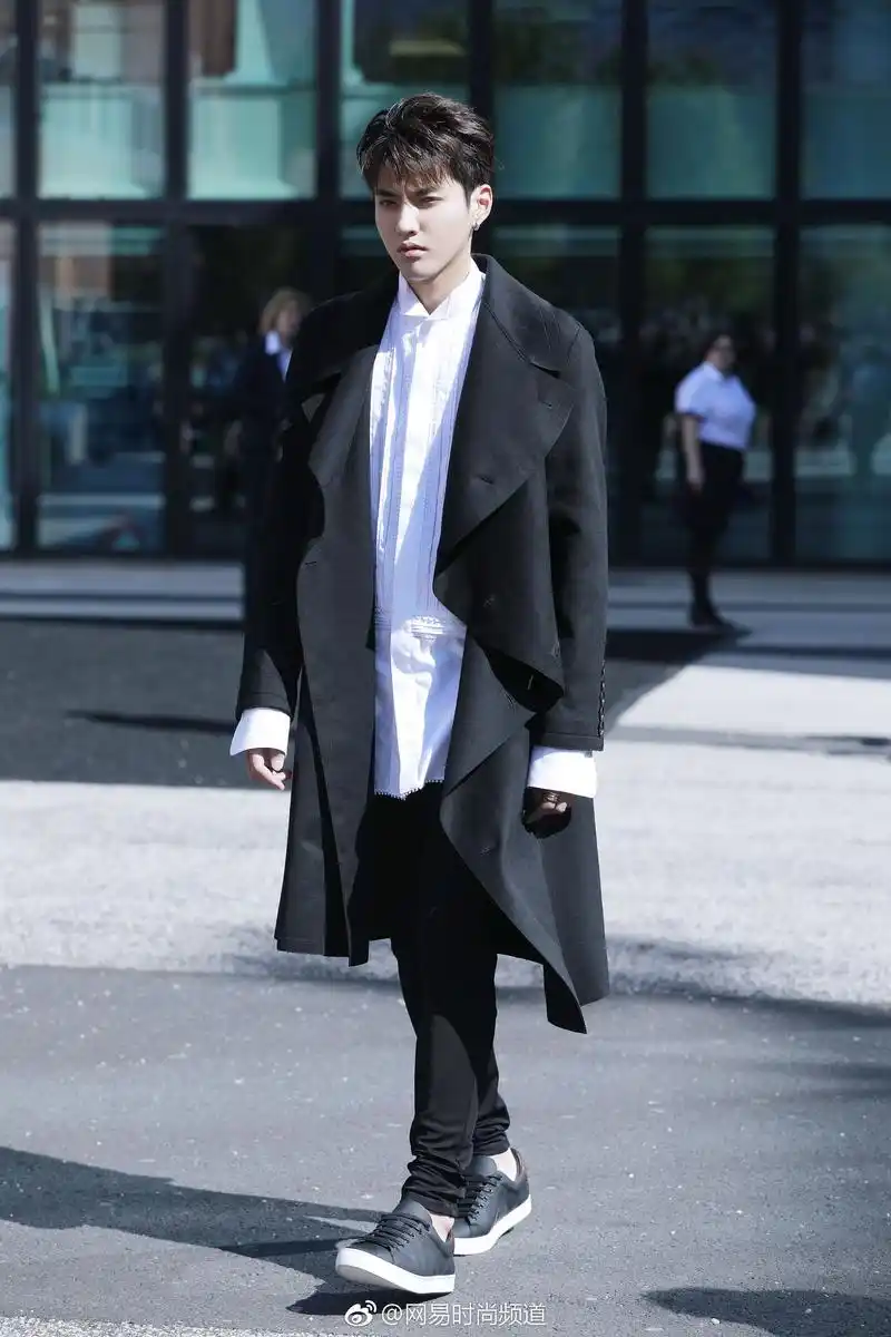 吴亦凡秋日风衣穿搭:让盘靓条顺大帅哥教妮风衣穿搭!