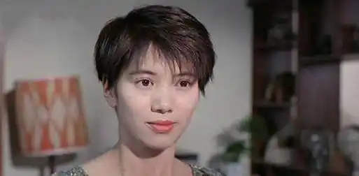 时隔一年后,袁咏仪又凭借在《金枝玉叶》中的反串表演,再一次取得了