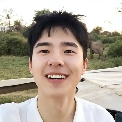 刘昊然出生于河南平顶山,笑起来阳光帅气还有小虎牙,从出道开始就深受