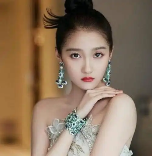 同1个妈生关晓彤与姐姐关晓丹差距很大确定是亲姐妹