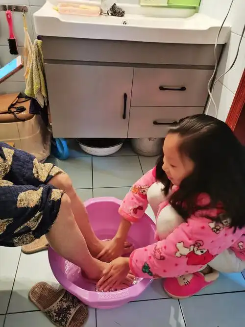给奶奶洗脚