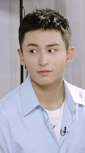 大本营》直播中,粉丝发现张哲瀚用了红色的眼影,寸头加上红眼影的造型