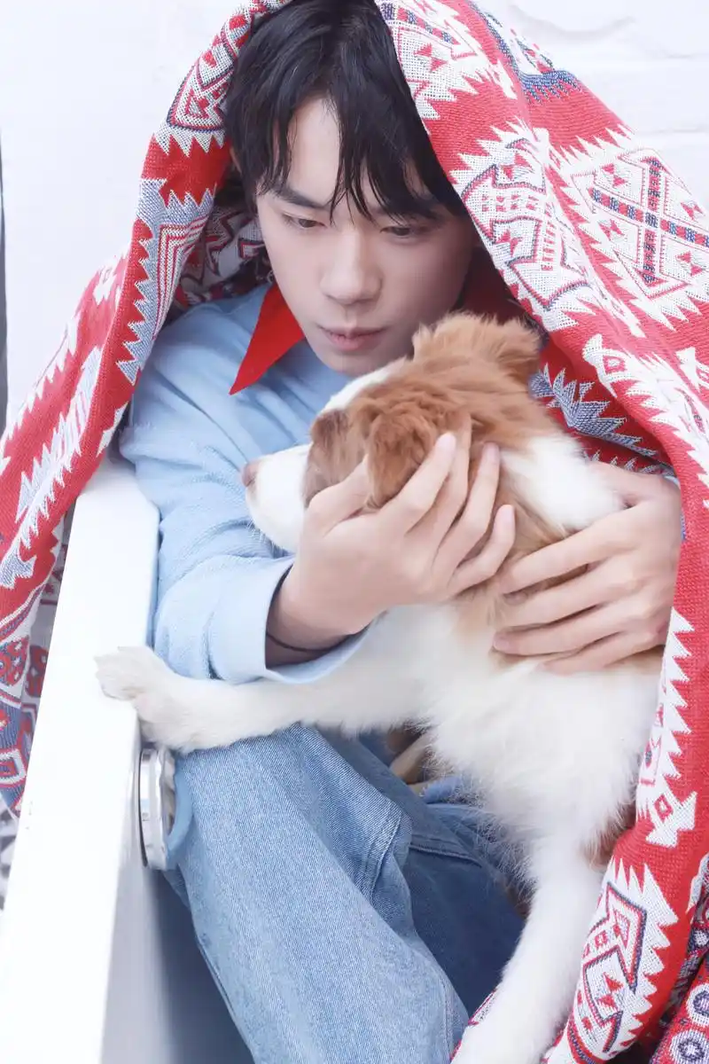 简介:易烊千玺帅气时尚造型街拍写真图片,分享一组易烊千玺图片给大家