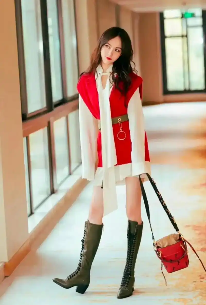 唐嫣这身红白短裙搭配长筒靴,个性时尚,青春靓丽,优雅大气又不失甜美!