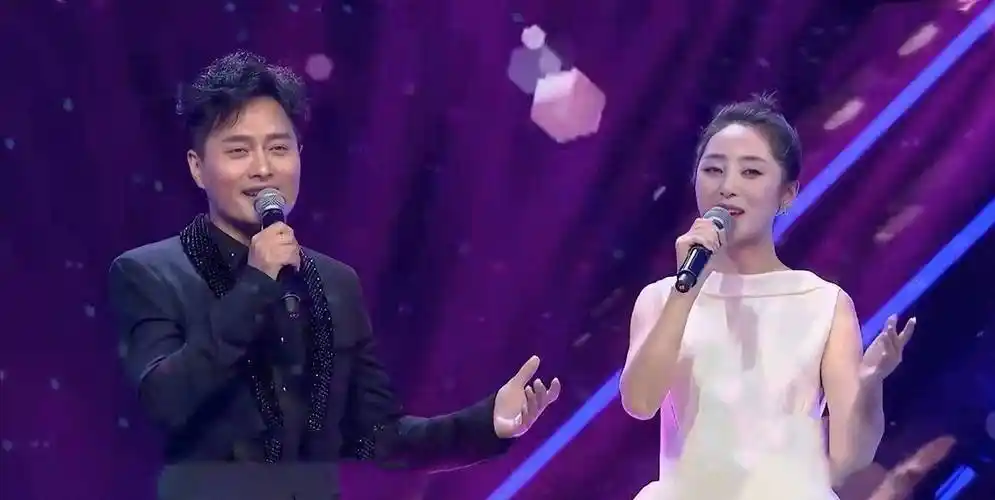 星光大道云飞:走红后娶北大才女婚姻幸福,前妻与女儿相依为命_高月