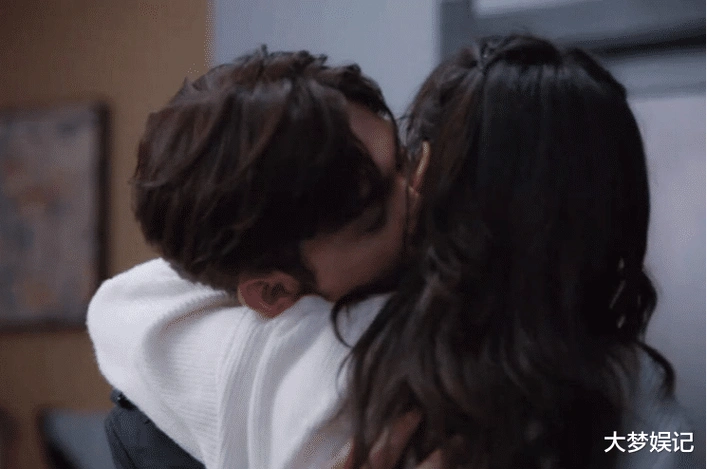 糗歪!张彬彬粉底擦太厚,激情热吻完"女演员白衣被染黄"