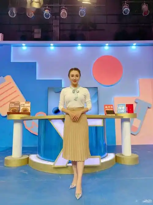 上海电视台42岁美女主播朱赤丹穿套装拍照发生图结果身材全曝光了