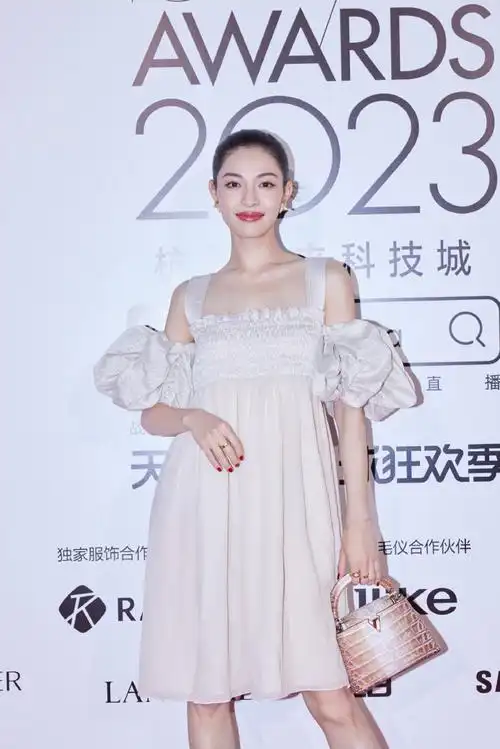 钟楚曦超话在此刻欢聚,定格无限美好00@钟楚曦身着@路易威登2024