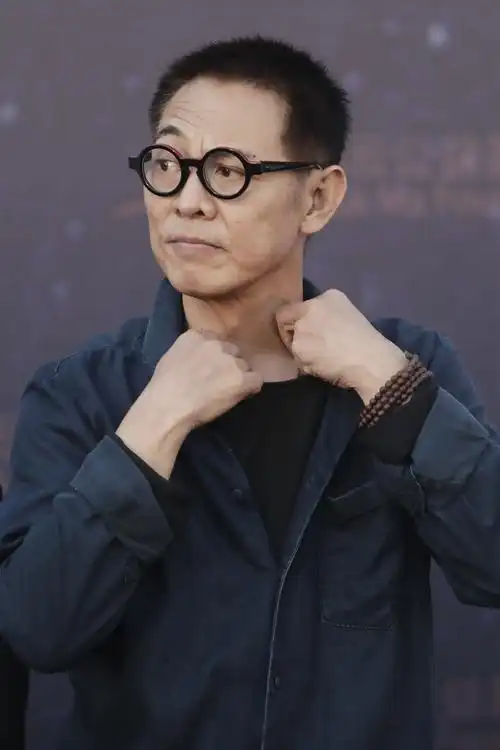 原创55岁李连杰近照头发乌黑像小伙,吓到网友:返老还童了