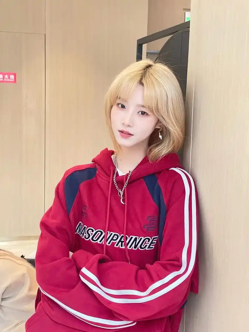 精神小伙不请自来 #精神小曲配过去的照片 #黄头发幸亏姐染 - 抖音