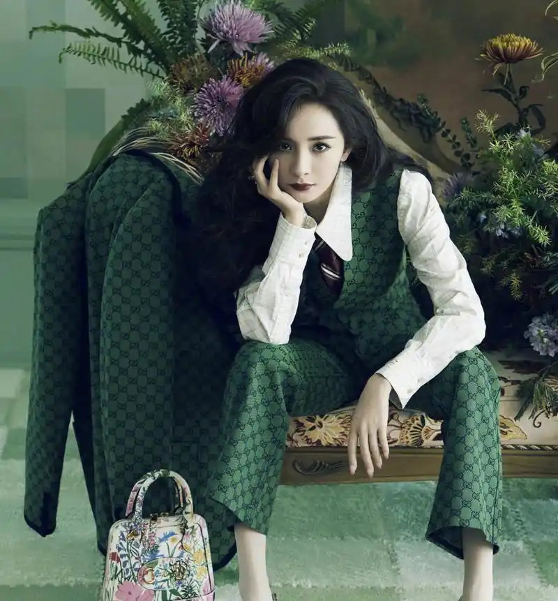 杨幂红秀封面杂志写真大片,颜值与气质并存!