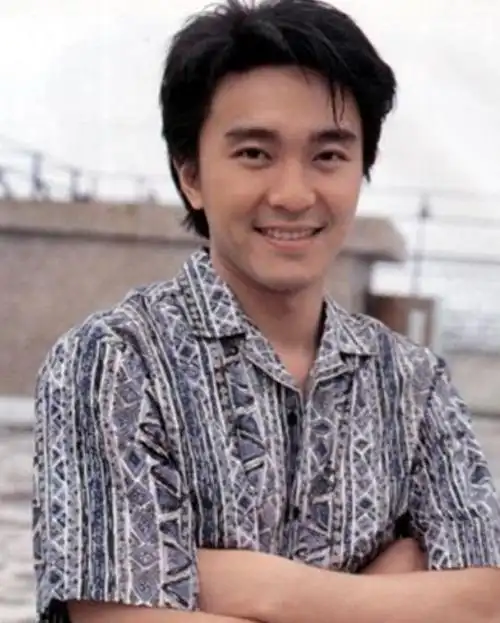 原创周星驰年轻照片,英姿飒爽,不过第五张的小平头甚是可爱