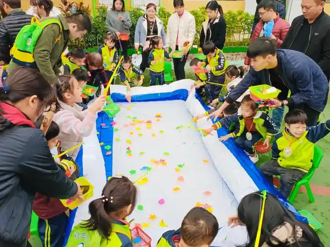 《母鸡下蛋》 游戏三:《水世界》和《吹乒乓球》      我们的游园会让