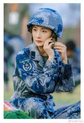 近日,有网友又发现了几张杨幂穿军装的照片,一起来看看吧~当时看到