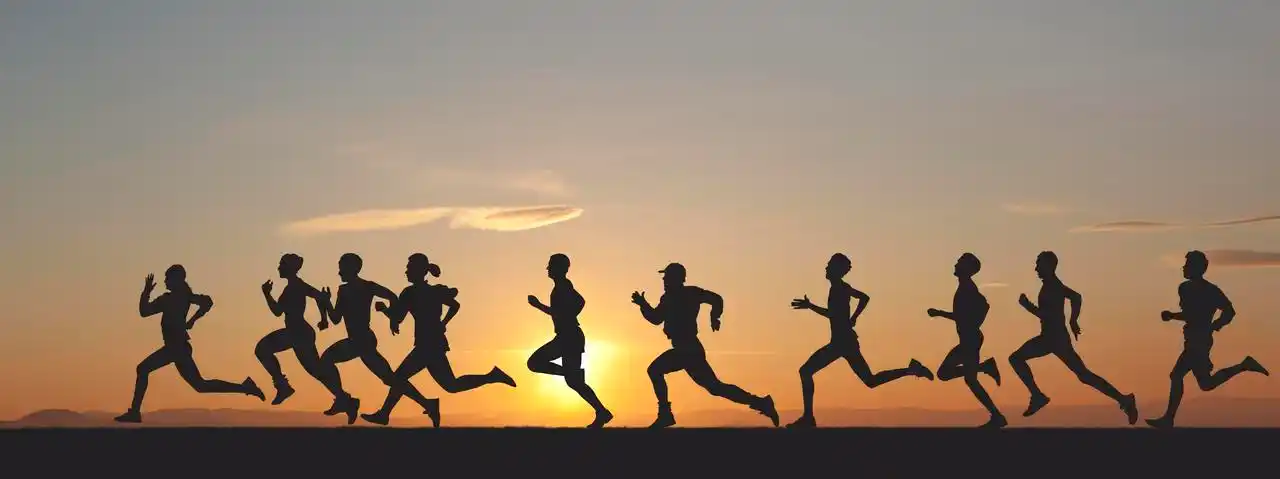 日落里的马拉松赛跑者