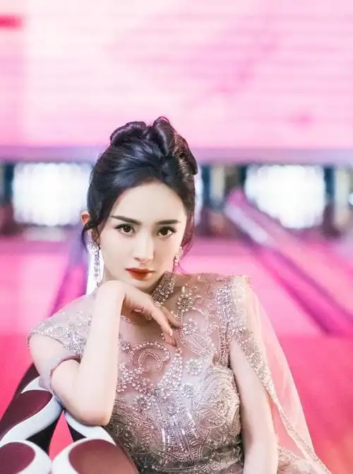 杨幂穿最贵礼裙露面全身上下镶满钻石这次她输得彻底