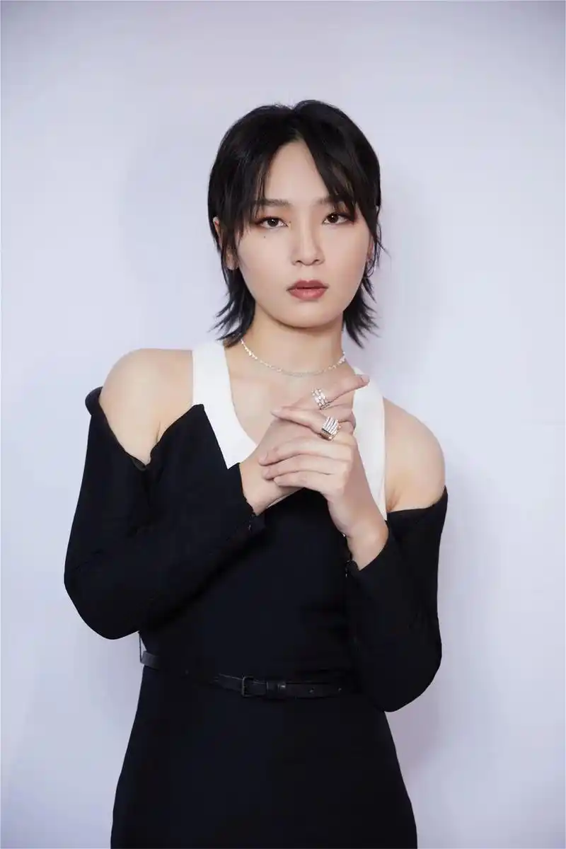 周笔畅演唱会造型惊艳全场,六套高定展现独特时尚魅力 周笔畅的演唱会