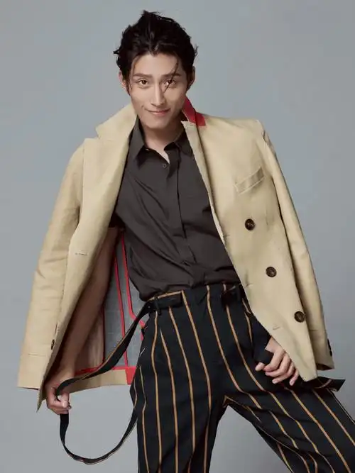 窦骁最新写真营造潮流风尚标