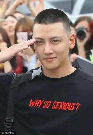 池昌旭顶史上最短发型秘密当兵 粉丝早知道总动员送行