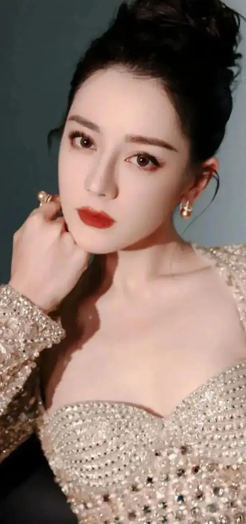 迪丽热巴:娱乐圈的璀璨明珠,演技与美貌并存 迪丽热巴,这个来自新疆的