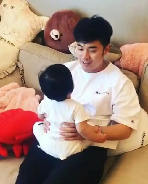 网曝陈赫张子萱月底夏威夷补办婚礼 女儿担任花童