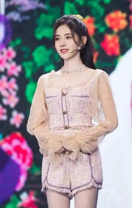 难得一遇的美女鞠婧祎,气质身材衣品都极佳,如同彗星般闪耀_设计_方面