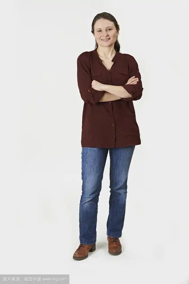 全身像的女人站在工作室在白色的背景