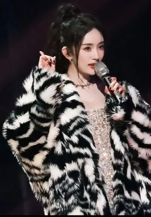 杨幂的跨年夜造型太美了一出场把实时收视率从20拉到277