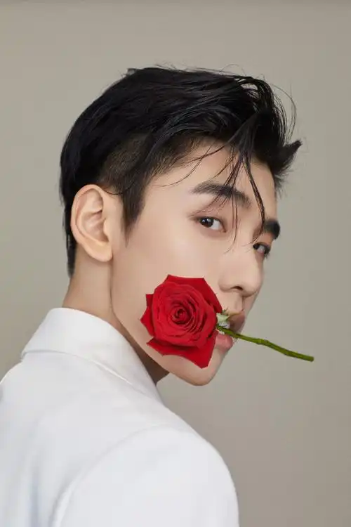 王子异纯白西装儒雅帅气写真29